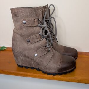 Sorel Joan of Arctic Wedge Lace II Boots – Size 7.5 – Brown Taupe Leather